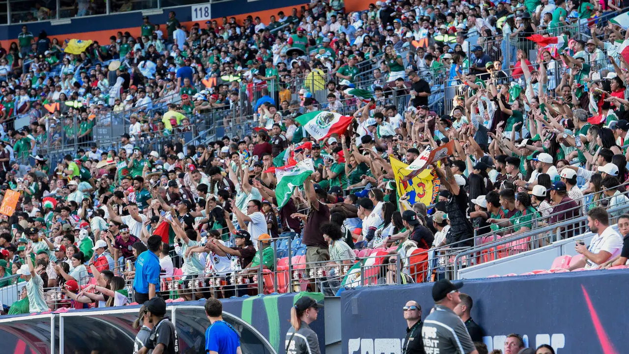 Aficionados de M&eacute;xico animan con la ola en un partido amistoso entre las selecciones nacionales de M&eacute;xico y Uruguay este mi&eacute;rcoles, en el estadio Empower Field en Mile High en Denver (EE.UU.). EFE/ Todd Pierson