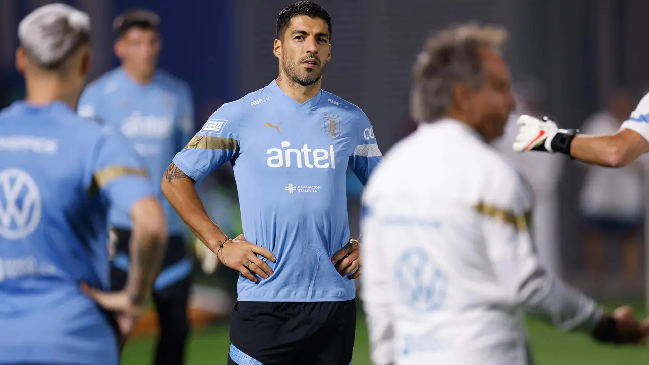 Fotograf&iacute;a de archivo en la que se registr&oacute; al delantero y m&aacute;ximo goleador de la selecci&oacute;n uruguaya de f&uacute;tbol desde 2013, Luis Su&aacute;rez (c), durante un entrenamiento. EFE/Juan Ignacio Roncoroni