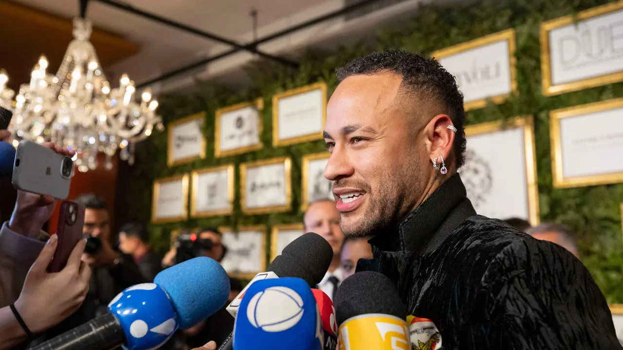 Fotograf&iacute;a de archivo, tomada el pasado 3 de junio, en la que se registr&oacute; al futbolista brasile&ntilde;o Neymar, quien se recupera de una lesi&oacute;n en su rodilla izquierda que no le permiti&oacute; disputar con su selecci&oacute;n la Copa Am&eacute;rica. EFE/Isaac Fontana