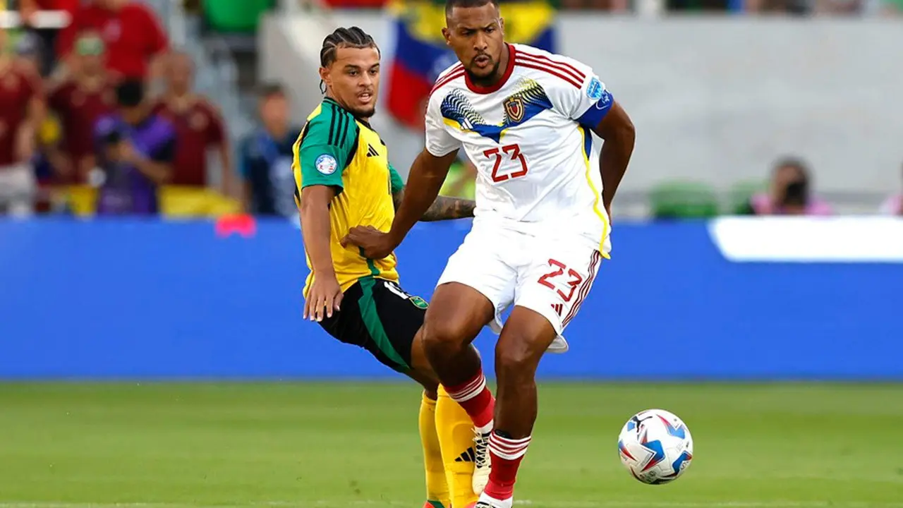 Joel Latibeaudiere (i), defensor de Jamaica, en acci&oacute;n contra el delantero venezolano Jos&eacute; Salomon Rondon (d) en la Copa Am&eacute;rica 2024. EFE/EPA/ADAM DAVIS