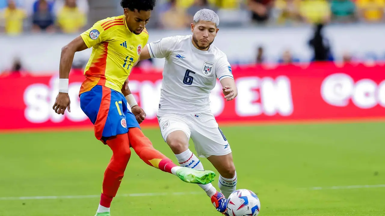 Johan Mojica (i) de Colombia en acci&oacute;n contra Cristian Mart&iacute;nez (d) de Panam&aacute; durante la Copa Am&eacute;rica 2024. EFE/EPA/JUAN G. MABANGLO