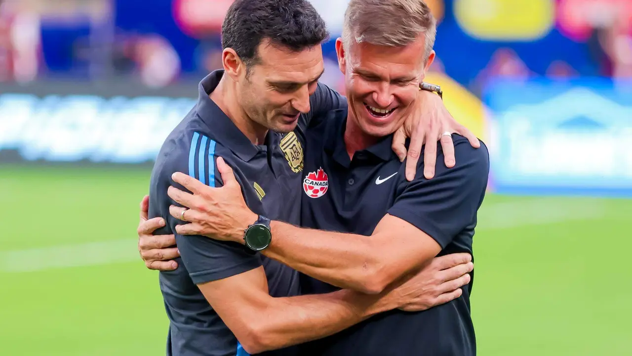 El seleccionador de Argentina Lionel Scaloni (i) se abraza con su colega de Canad&aacute; Jesse Marsch (d) al final de la semifinal de la Copa Am&eacute;rica EE.UU. 2024. EFE/JUSTIN LANE