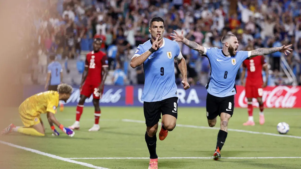 Luis Su&aacute;rez de Uruguay (C) celebra con su compa&ntilde;ero Nahitan Nandez en la  Copa Am&eacute;rica. EFE/EPA/ERIK S. MENOR