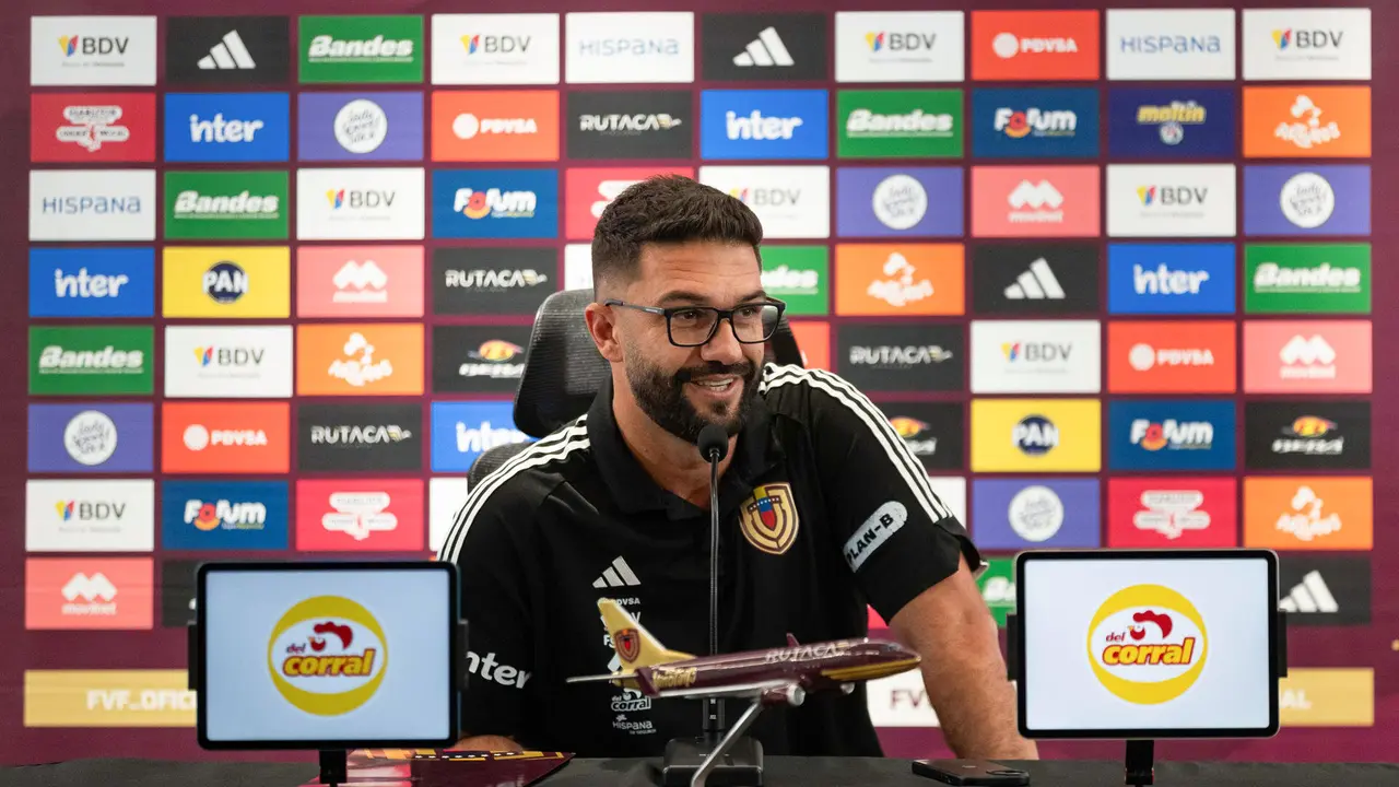 El director t&eacute;cnico de la selecci&oacute;n venezolana de f&uacute;tbol femenino, el brasile&ntilde;o Ricardo Belli, habla durante una rueda de prensa este viernes, en Caracas (Venezuela). EFE/ Ronald Pe&ntilde;a R