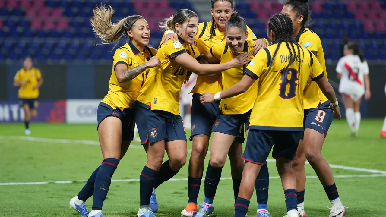 Jugadoras de la selecci&oacute;n de Ecuador celebran este martes en Quito la c&oacute;moda victoria por 1-3 sobre Per&uacute; que deja a la Tri en la cima del Grupo A de la Copa Am&eacute;rica y la Blanquirroja en el s&oacute;tano, con dos derrotas. EFE/ Vicente Costales.