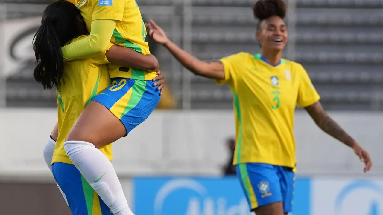 Jugadoras de la selecci&oacute;n de Brasil celebran este mi&eacute;rcoles la goleada por 0-6 infligida a la de Bolivia en partido de la segunda jornada del Grupo B de la Copa Am&eacute;rica jugado enel estadio Gonzalo Pozo Ripalda, de Quito. EFE/ Vicente Costales