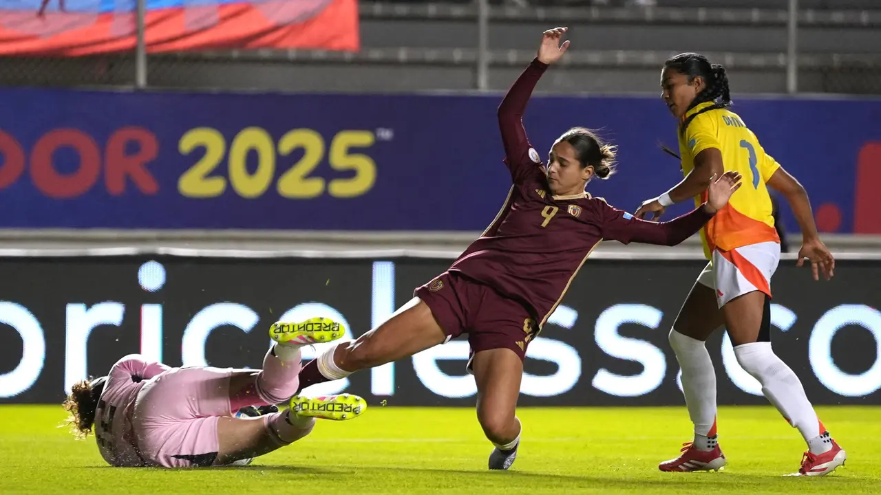 La delantera venezolana Deyna Castellanos (c) pierde una oportunidad de marcar un gol a la selecci&oacute;n de Colombia con la arrojada intervenci&oacute;n de la portera  Katherine Tapia en el partido de la Copa Am&eacute;rica que termin&oacute; este mi&eacute;rcoles sin goles en el estadio Gonzalo Pozo Ripalda, de Quito. EFE/ Vicente Costales