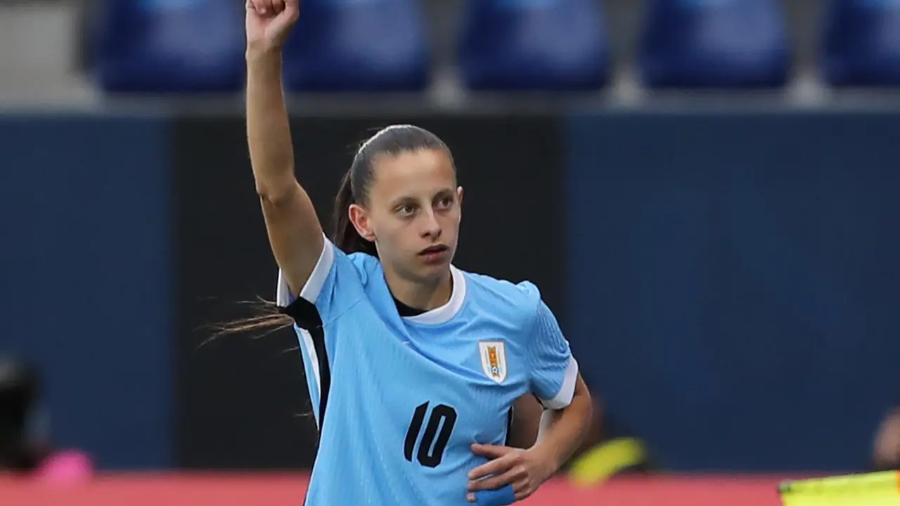 Bel&eacute;n Aquino marc&oacute; este viernes en Quito el gol de la victoria de Uruguay por 1-0 sobre la de Per&uacute;, que ha quedado al borde de la eliminaci&oacute;n de la Copa Am&eacute;rica que se disputa en Ecuador. EFE/ Jos&eacute; J&aacute;come