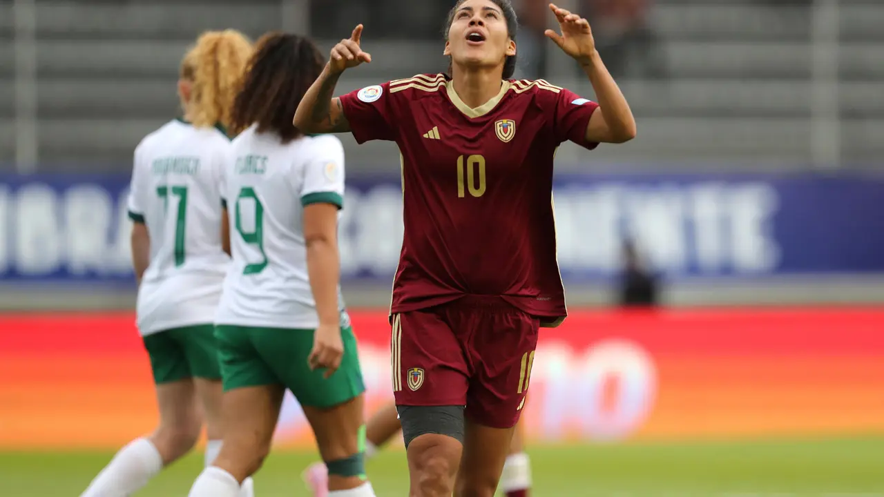 La creativa venezolana Joemar Guarecuco celebra su gol, el tercero de la vapulead por 7-1 que propinaron este s&aacute;bado, en la tercera fecha del Grupo B de la Copa Am&eacute;rica a Bolivia en partido jugado en el  estadio Gonzalo Pozo Ripalda de Quito. EFE/ Jos&eacute; J&aacute;come
