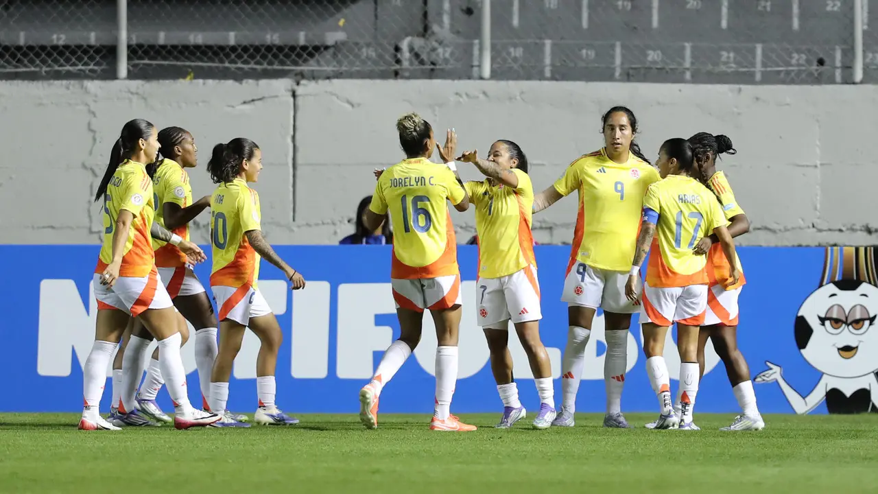 Jugadoras de la selecci&oacute;n de Colombia celebran la goleada por 4-1 infligida este s&aacute;bado a Paraguay en un partido de la tercera fecha del Grupo B de la Copa Am&eacute;rica jugado en el  estadio Gonzalo Pozo Ripalda de Quito. EFE/ Jos&eacute; J&aacute;come