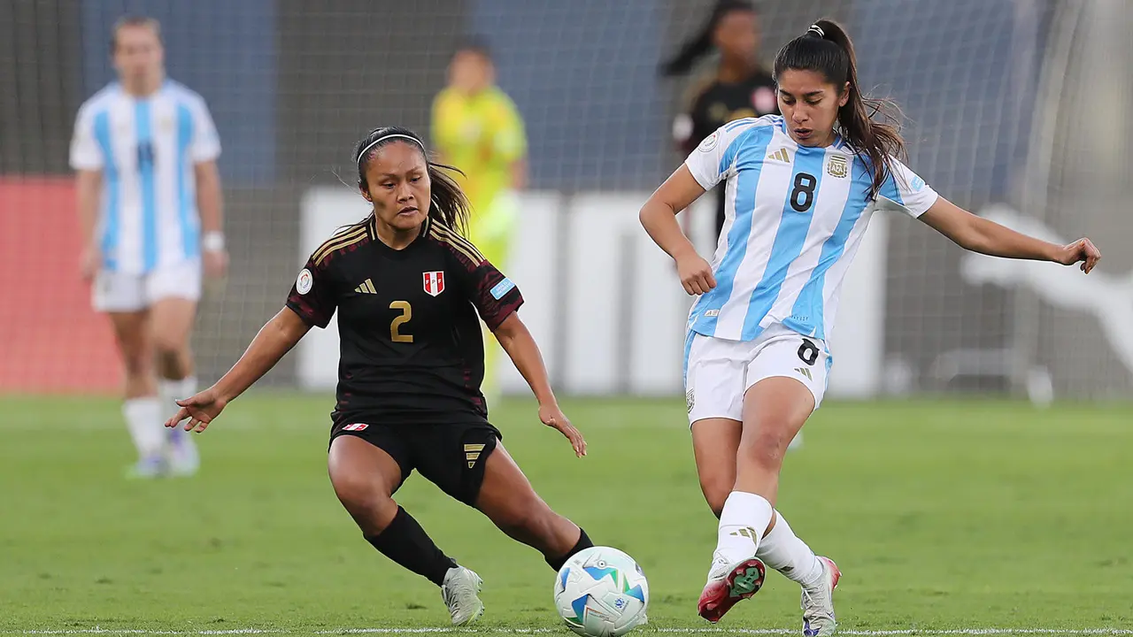 Daiana Falf&aacute;n (d), de Argentina, disputa el bal&oacute;n con Gianella Romero, de Per&uacute;, en un partido de la fase de grupos de la Copa Am&eacute;rica Femenina entre Argentina y Per&uacute; en el  estadio Banco de Guayaquil en Quito (Ecuador). EFE/ Jos&eacute; J&aacute;come