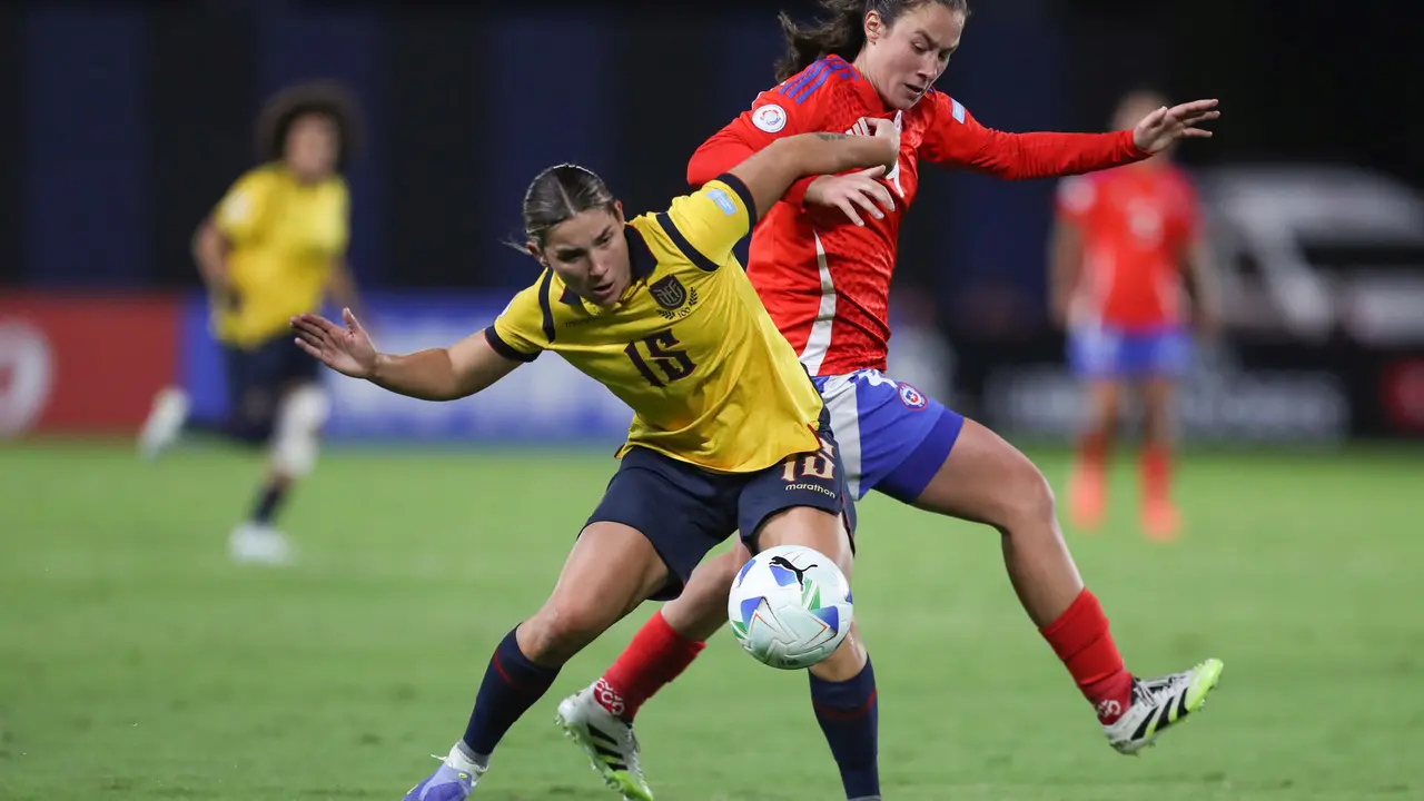 Sonya Keefe (d), de Chile, disputa el bal&oacute;n con Manoly C&oacute;rdova, de Ecuador, en un partido de la fase de grupos de la Copa Am&eacute;rica Femenina entre Chile y Ecuador en el  estadio Banco de Guayaquil en Quito (Ecuador). EFE/ Jos&eacute; J&aacute;come