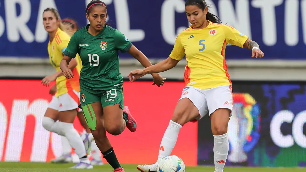 Lorena Bedoya (d), de Colombia, disputa el bal&oacute;n con Carla M&eacute;ndez, de Bolivia, en un partido de la fase de grupos de la Copa Am&eacute;rica Femenina entre Colombia y Bolivia en el estadio Gonzalo Pozo Ripalda en Quito (Ecuador). EFE/Jos&eacute; J&aacute;come
