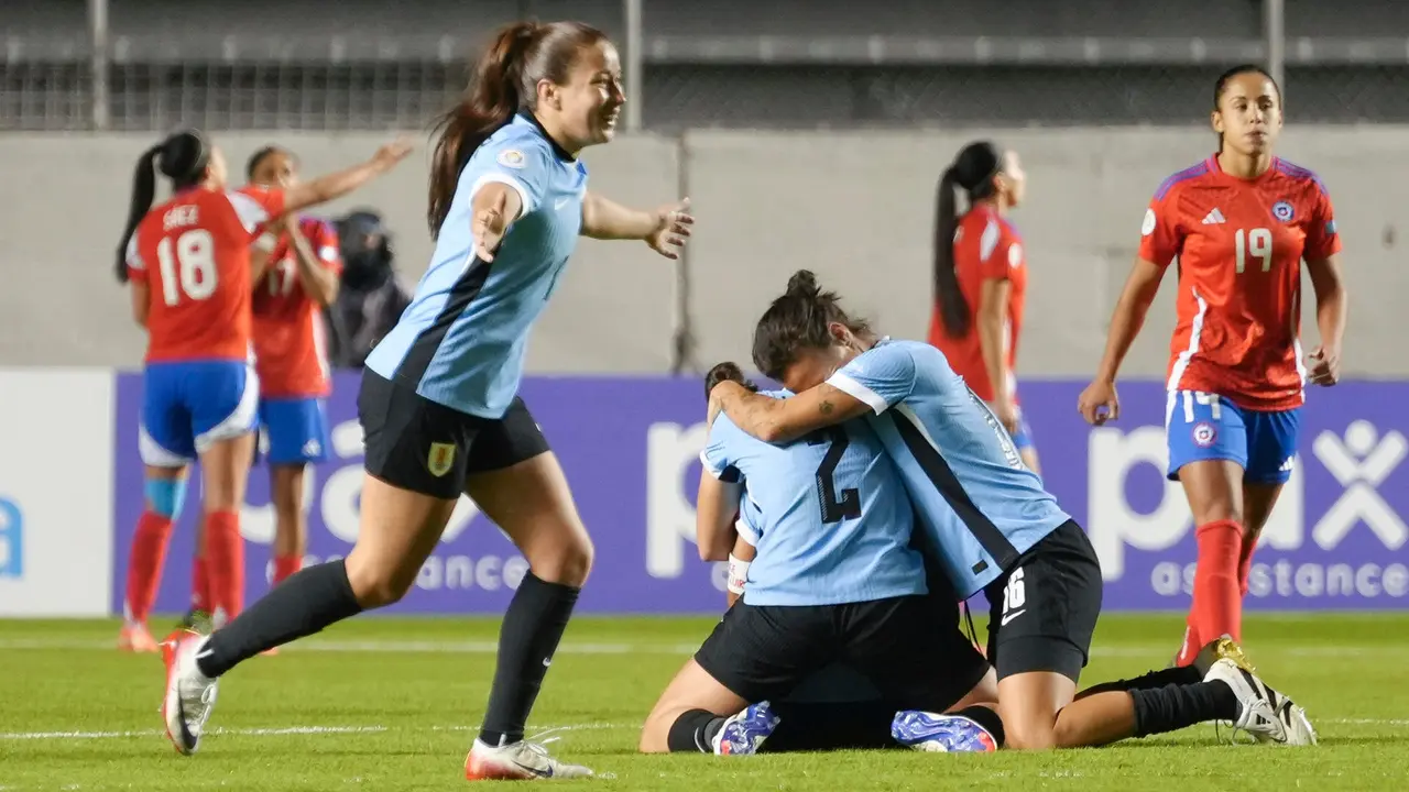 Jugadoras de la selecci&oacute;n de Uruguay celebran este jueves en el estadio quite&ntilde;o Gonzalo Pozo Ripalda la goleada por 0-3 infligida a la Chile en el cierre de la fase de grupos de la Copa Am&eacute;rica, y su clasificaci&oacute;n a las semifinales. EFE/ Vicente Costales