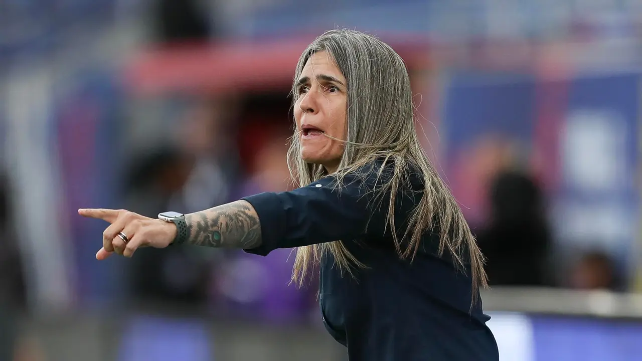 Emily Lima dej&oacute; de ser seleccionadora de Per&uacute;. En la foto, da instrucciones durante un partido ante Uruguay en la Copa Am&eacute;rica Femenina en Quito (Ecuador). EFE/Jos&eacute; J&aacute;come