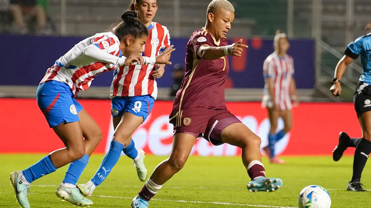 Daniuska Rodr&iacute;guez (d), de Venezuela, controla el bal&oacute;n en un partido de la fase de grupos de la Copa Am&eacute;rica Femenina entre Paraguay y Venezuela en el estadio Gonzalo Pozo Ripalda en Quito (Ecuador). EFE/Vicente Costales