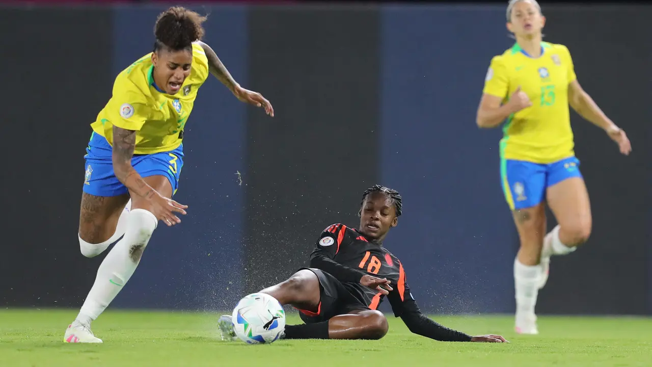 Tarciane (i), de Brasil, disputa el bal&oacute;n con Linda Caicedo, de Colombia, en un partido de la fase de grupos de la Copa Am&eacute;rica Femenina entre Brasil y Colombia en el estadio Banco Guayaquil en Quito (Ecuador). EFE/ Jos&eacute; J&aacute;come