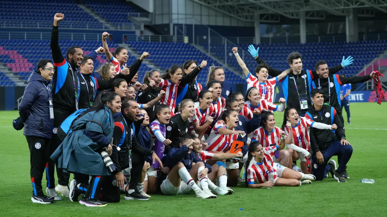 Las jugadoras de la selecci&oacute;n de Paraguay celebra este lunes en Quito la clasificaci&oacute;n a los Juegos Panamericanos de 2027 que acoger&aacute; Lima al derrotar por 0-1 a la de Chile en el estadio Banco Guayaquil. EFE/ Vicente Costales
