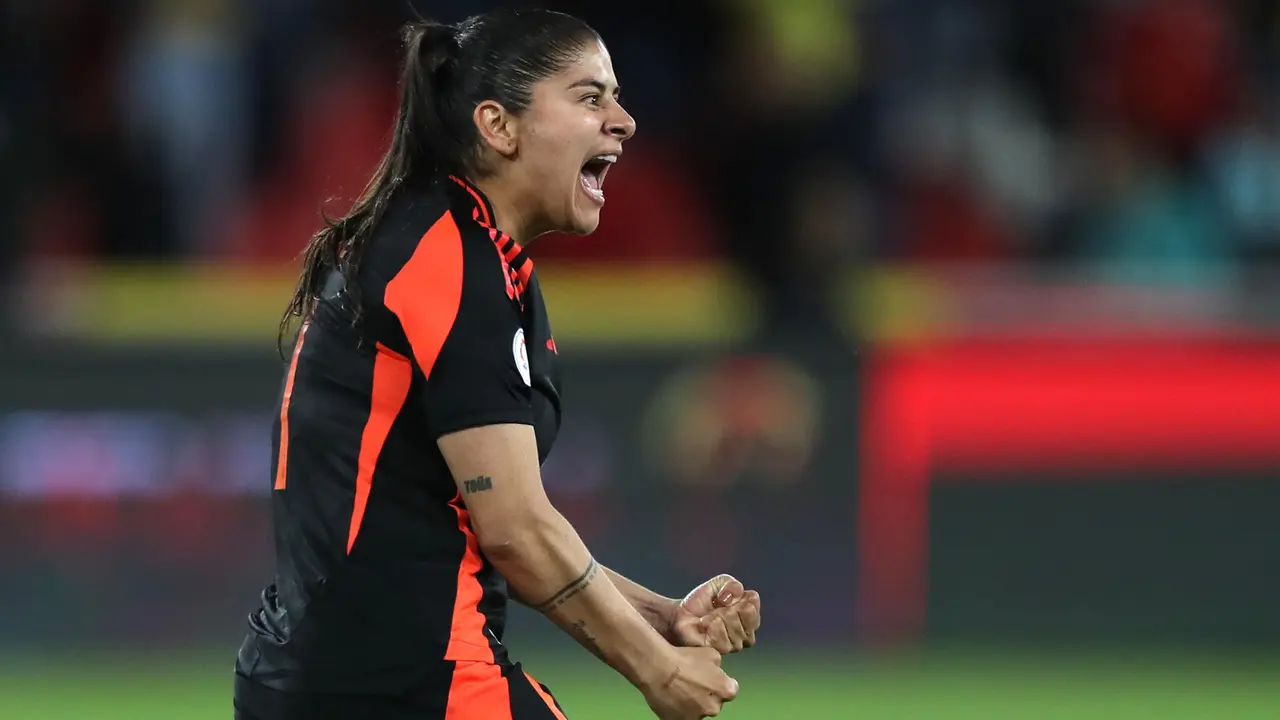 Catalina Usme, de Colombia, celebra un gol en la serie de penaltis en un partido de las semifinales de la Copa Am&eacute;rica Femenina entre Argentina y Colombia en el estadio Rodrigo Paz Delgado en Quito (Ecuador). EFE/ J&oacute;se J&aacute;come