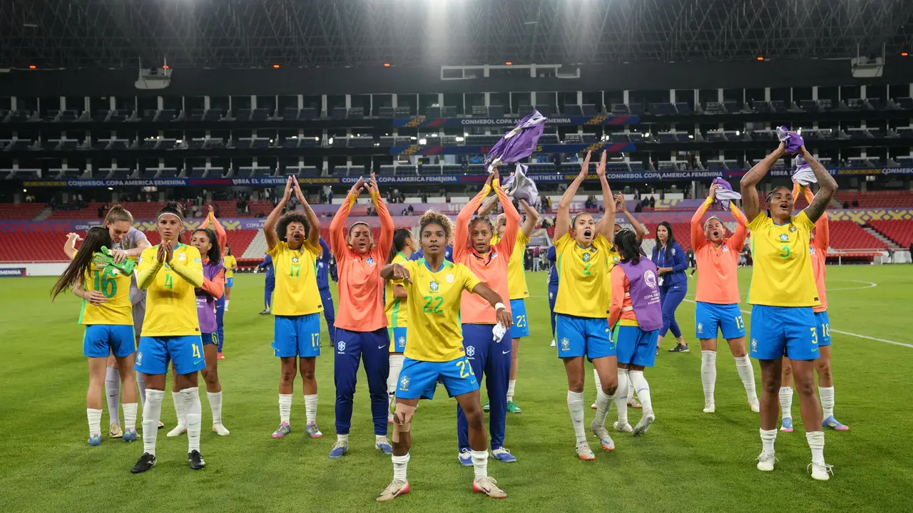 Jugadoras de Brasil celebran este martes el paso a la final de la Copa Am&eacute;rica Femenina tras golear a Uruguay en Quito (Ecuador). EFE/Vicente Costales