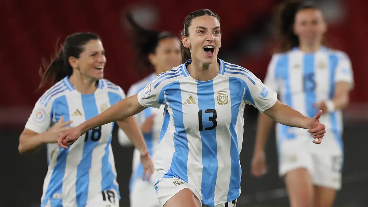 La argentina Sophia Braun celebra junto a sus compa&ntilde;eras al final del partido ante Uruguay por el tercer puesto de la Copa Am&eacute;rica Femenina. EFE/ Jose J&aacute;come